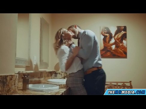 ❤️ Wakati blonde mwenye busty anakutongoza kwenye choo cha umma Pono ya Kirusi ❌